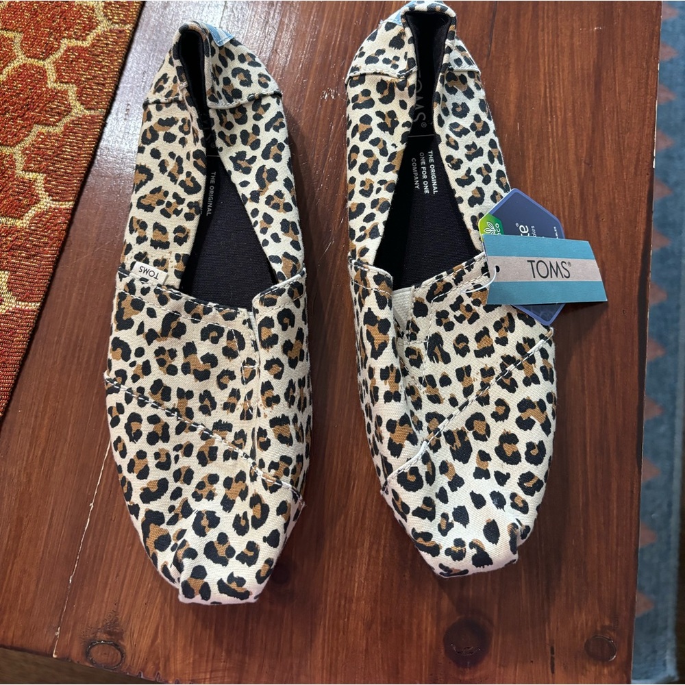 NWT Sz 7 leopard canvas Toms